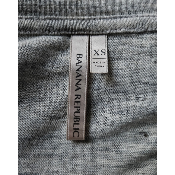 FREE when added to bundle - banana Republic linen v-neck tee - Picture 4 of 6